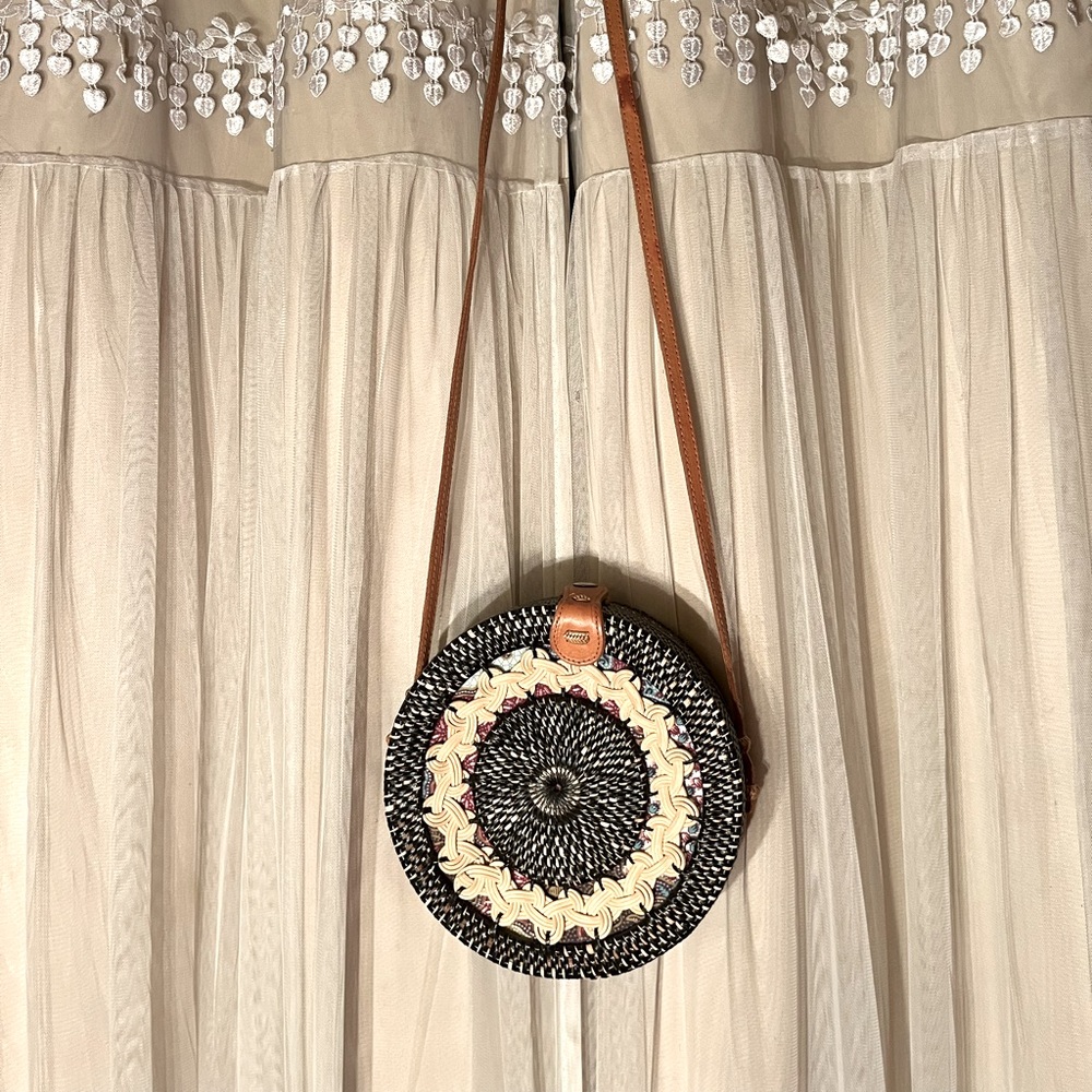 Round rattan/wicker purse w/leather strap